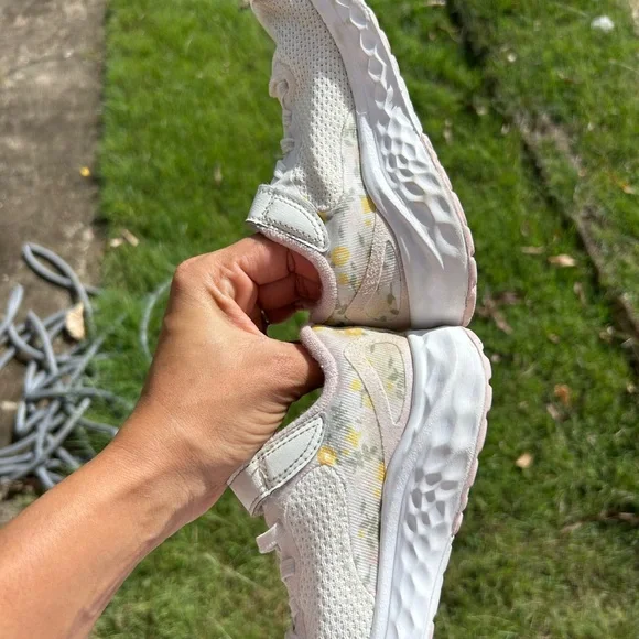 New Balance Arishi Kids Sneakers - Cream and Pink - Picture 2 of 10